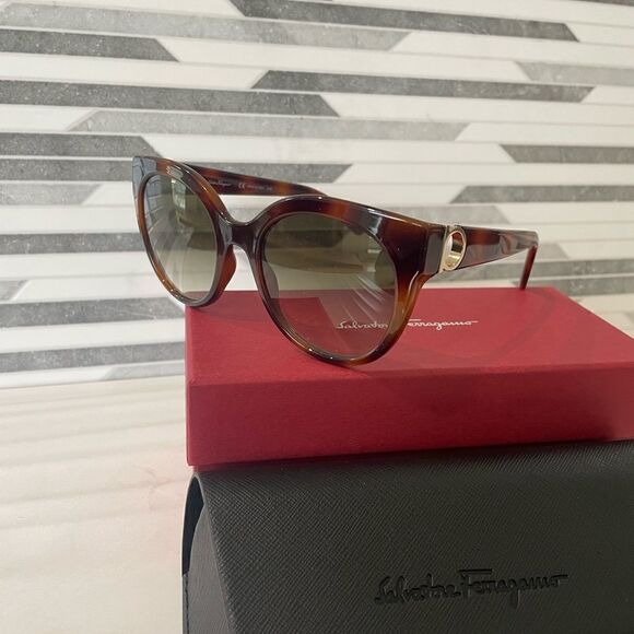 NIB SALVATORE FERRAGAMO SF1031S Ladies Sunglasses - Picture 2 of 8